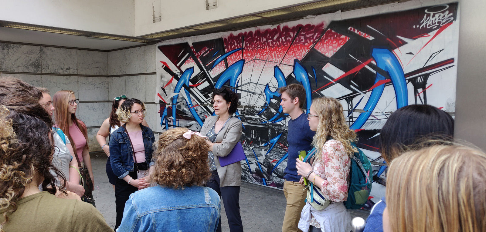 Professor Calhoun with the students at the entrance to the Esplanade de la Défense métro station